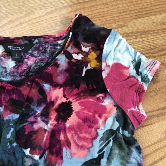 Vera Wang Tops - VERA WANG 🌺 🌸 Floral Top 🌺 🌸